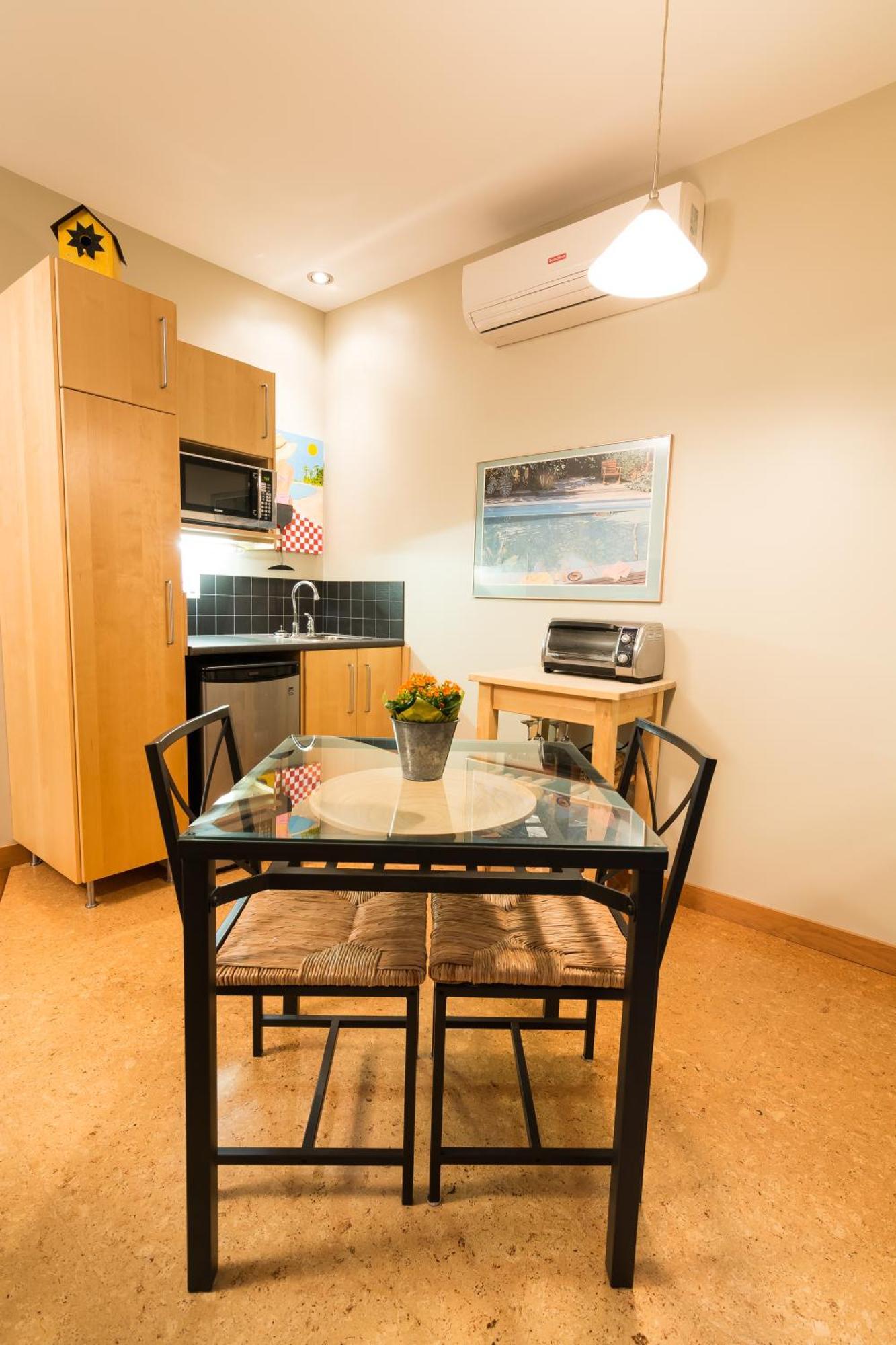 Cormier'S Studio Guest Suites Пентиктон Экстерьер фото