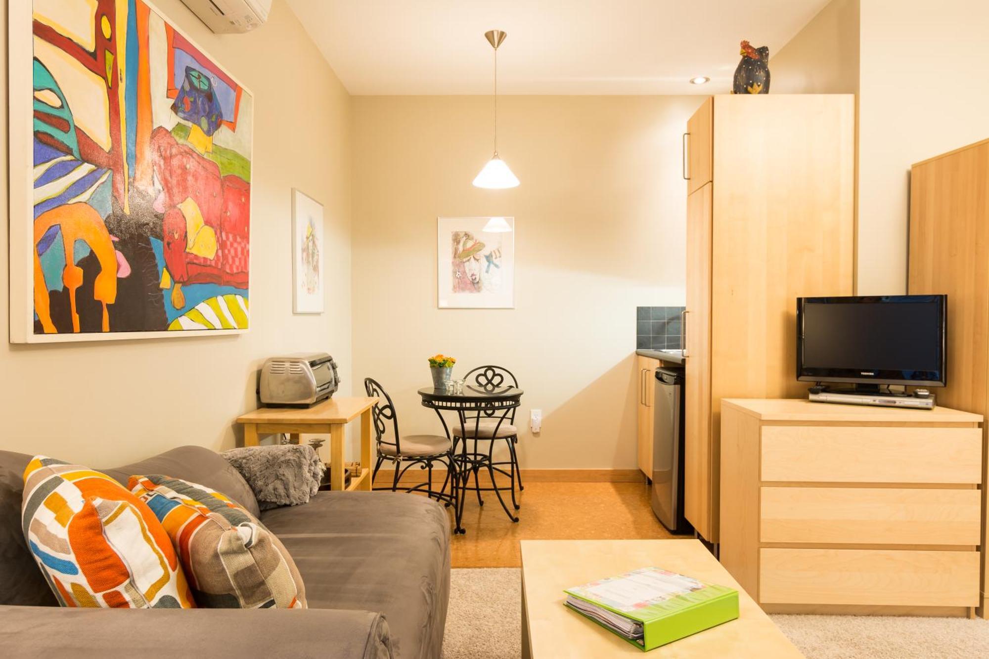 Cormier'S Studio Guest Suites Пентиктон Экстерьер фото
