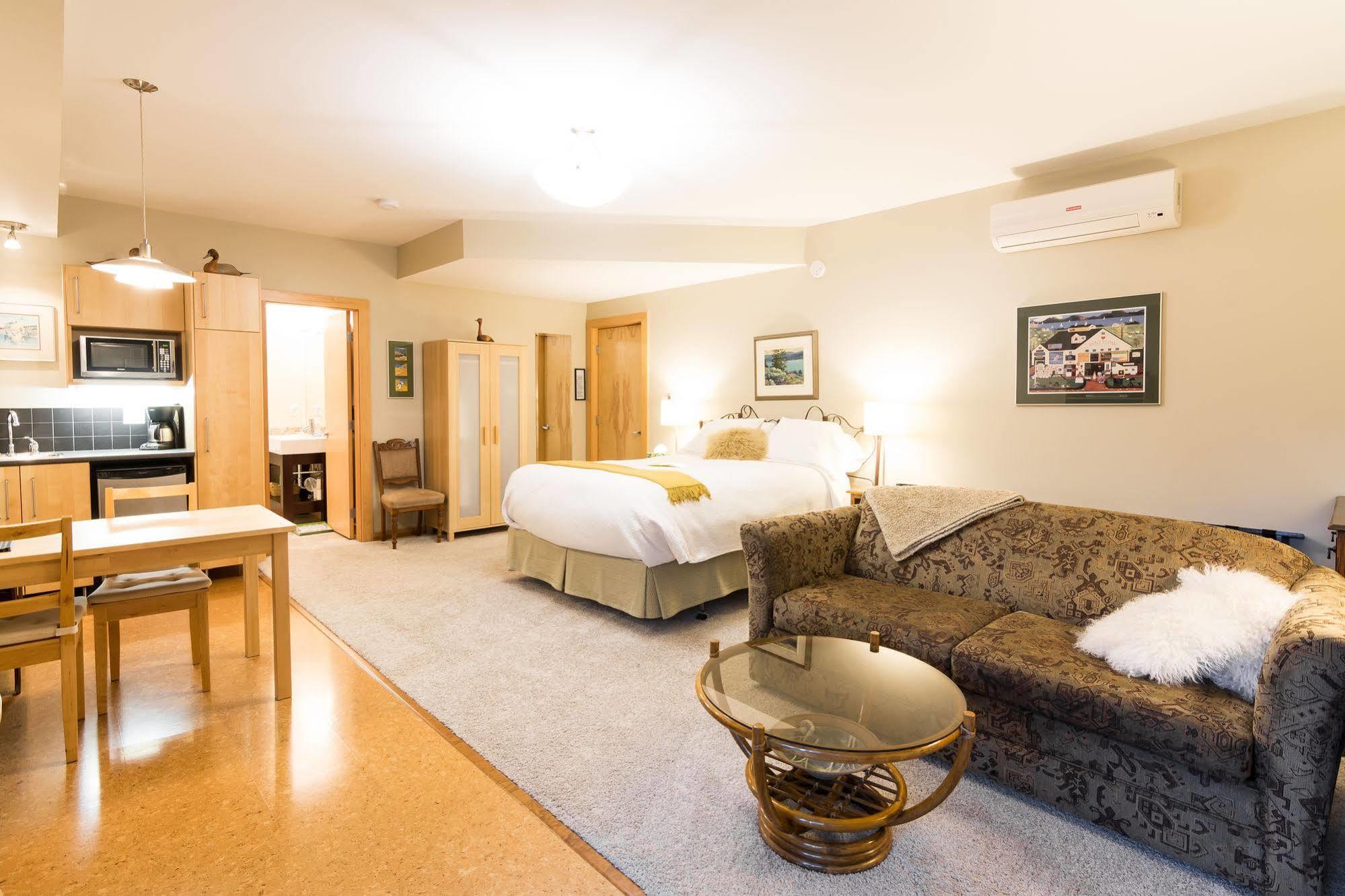 Cormier'S Studio Guest Suites Пентиктон Экстерьер фото