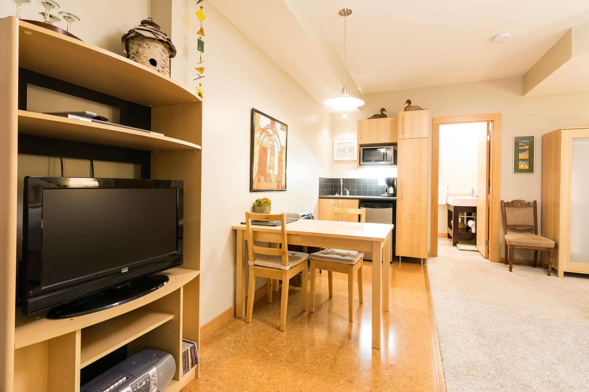 Cormier'S Studio Guest Suites Пентиктон Экстерьер фото